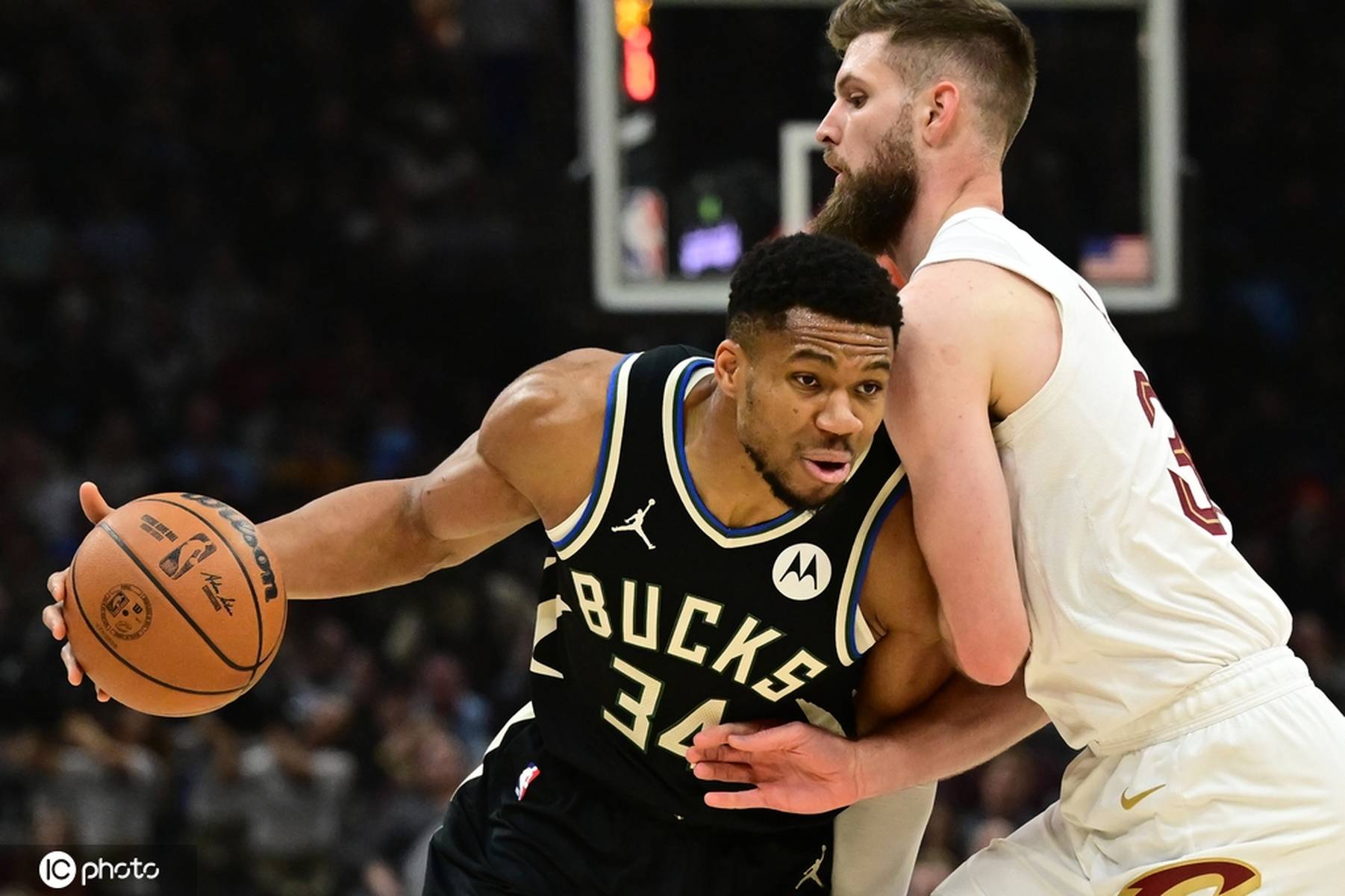  窗口期密尔沃基雄鹿备战欧超杯斯图加特内部沟通备战法国杯，Karsa新星出色防守表现惊艳看傻球迷